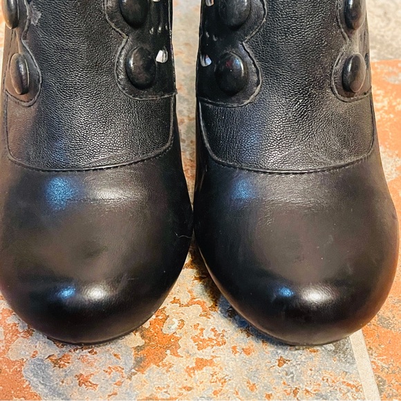 🎁Victorian Style Miz Mooz Leather Ankle Booties with Decorative Buttons! - Picture 7 of 16